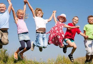 Kinder springen und freuen sich